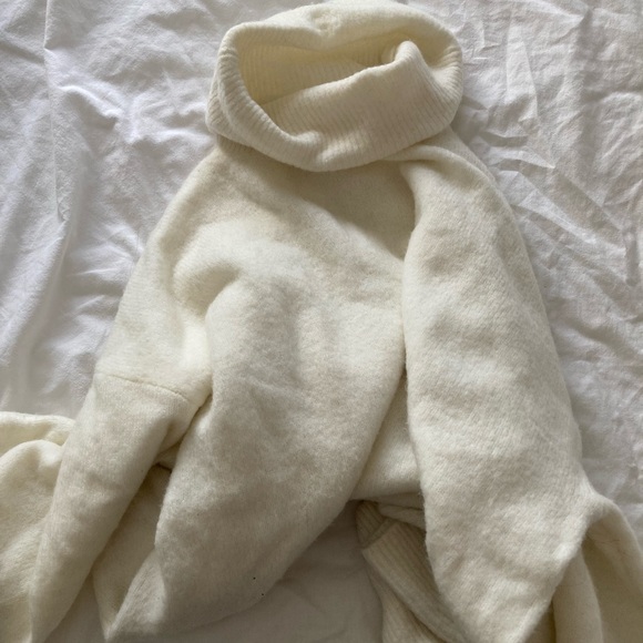 H&M Oversized Cream Turtleneck - Picture 5 of 5